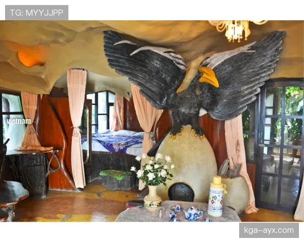 孔帕尼居然把自家后院改成小型训练场，早晨哨声一直响，隔壁阿姨看着还得装作没听见